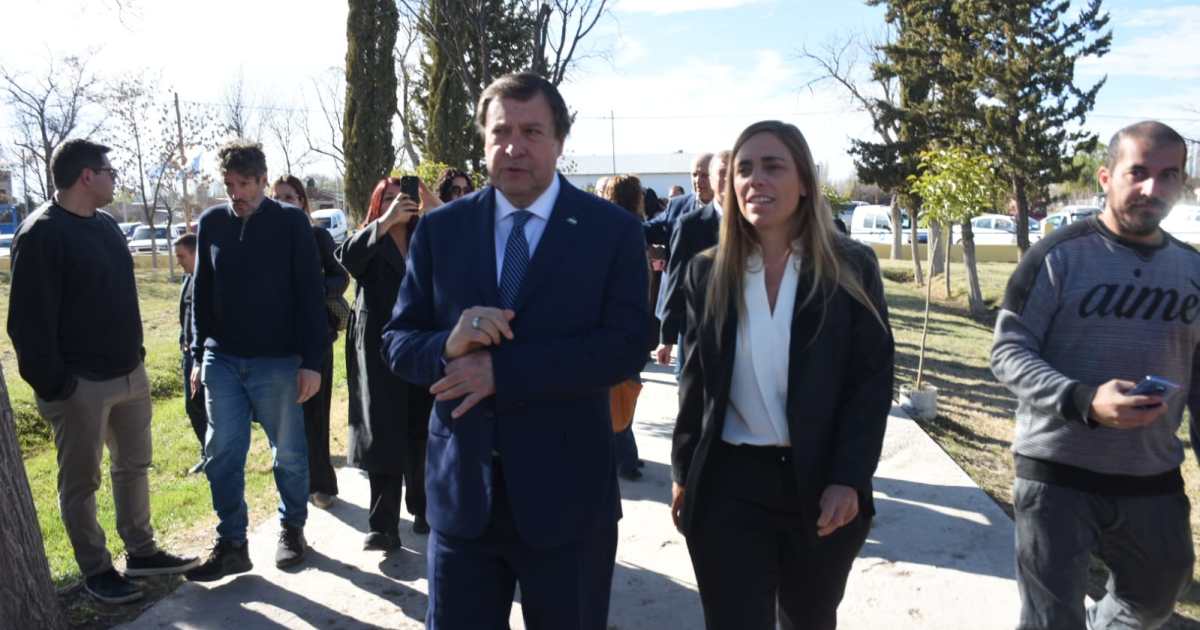 Aniversario de Roca: el gobernador Alberto Weretilneck y la intendenta ...