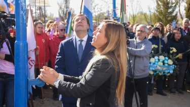 La intendenta María Emilia Soria y el gobernador Weretilneck en la Plaza Villegas, sede del acto central por el Aniversario de Roca. (Foto: Juan Thomes)