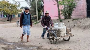 Las garrafas en los comercios barriales rondan los 25.000 pesos. Foto: Cecilia Maletti. 