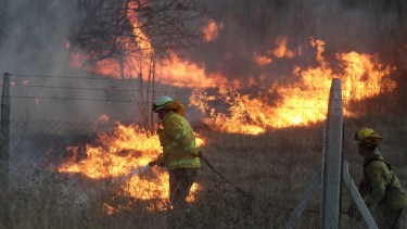 Incendio en la zona del Tercer Puente de Neuquén. Foto: Oscar Livera. 