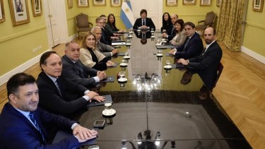 Milei y lo senadores dialoguistas. Foto: NA. 