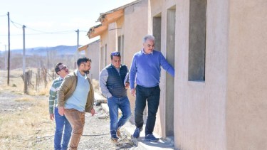 El anuncio fue en el marco de la firma de un convenio entre el IPVU-ADUS y el municipio de Loncopué. Foto: municipio de Neuquén.