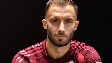 Germán Pezzella, uno de los referentes de River, fue el encargado de mostrar la nueva camiseta.
