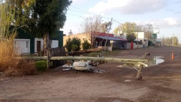 En Conesa  el viento destruyó una subestación transformadora.