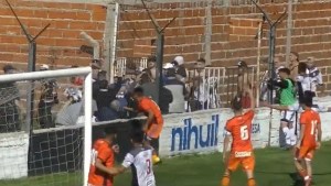 Violencia en el fútbol de Ascenso: barras atacaron a dirigentes y se suspendió el partido