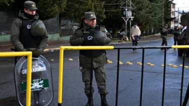 Fuerte custodia en las inmediaciones del Escuadrón 34 de Gendarmería en Bariloche por el juicio de usurpación en Villa Mascardi. Foto: Chino Leiva