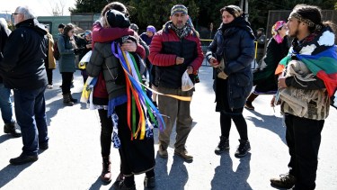 En el exterior del Escuadrón de Gendarmería hubo personas que se acercaron a acompañar a los imputados. Foto: Chino Leiva