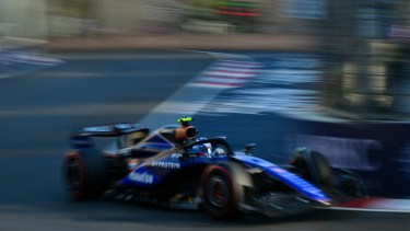 Vuela Franco por las calles de Bakú. El argentino tiene sus primeros puntos en la máxima categoría. (AP)
