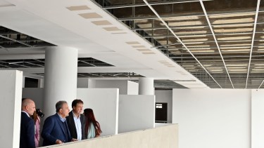 Weretilneck recorrió este lunes la reiniciada obra del Ipross y, antes, habló con la prensa. Foto: Marcelo Ochoa 