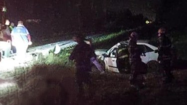 Bomberos Voluntarios de Allen trabajaron en el rescate de los ocupantes del choque frontal en la Ruta 22.