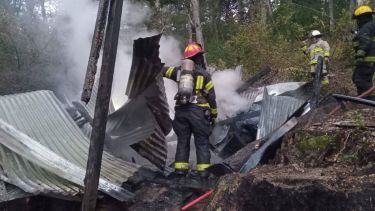 Un incendio afectó una vivienda en una comunidad mapuche. Foto: Gentileza Facebook Bomberos Voluntarios Villa La Angostura. 