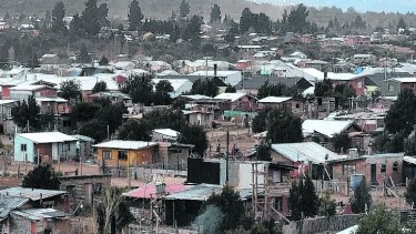 Bariloche vive consumos históricos de agua: en el sur y este de la ciudad se las ingenian para abastecerse