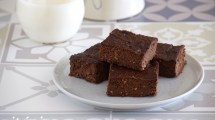 Imagen de Cómo hacer brownies de manzana y cacao, sin harina: ¡deliciosos, esponjosos y re fáciles!