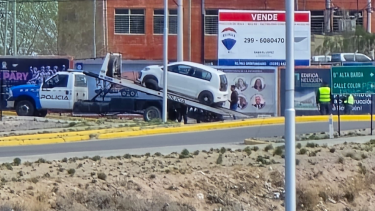 Manejaba alcoholizado y chocó contra una rotonda en Neuquén. Foto: Centenario Digital
