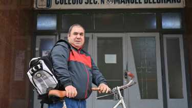 Carlos, con la bicicleta que heredó de su madre, una de las tantas trabajadoras del empaque que pedaléo por Cipolletti. Foto: 