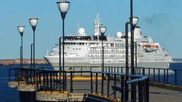 Los cruceros atracan y llenan de vida a la ciudad de Puerto Deseado, que quiere incrementarlos 