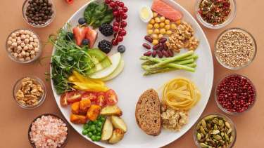Dieta antiinflamatoria: qué alimentos hay que evitar y cuáles son ideales para los intestinos