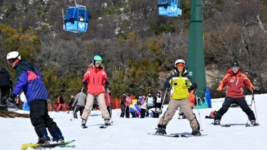 Faltan tres meses para el inicio de la temporada y ya quedó instalada la pulseada por los pases  de esquí. (archivo)