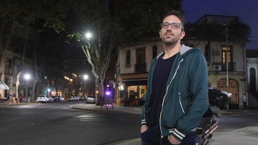 Alejandro Wall cubrió los Mundiales Brasil 2014, Rusia 2018 y Qatar 2022. Es autor de los libros ¡Academia, carajo! (2011), El último Maradona (2014, junto a Andrés Burgo), Corbatta, el wing (2016), Ahora que somos felices (2019), La Tercera y Los Héroes (2023, junto a Gastón Edul). 
