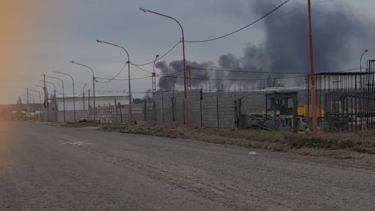 Incendio de pastizales: el humo afecta a un sector Cipolletti. Foto gentileza