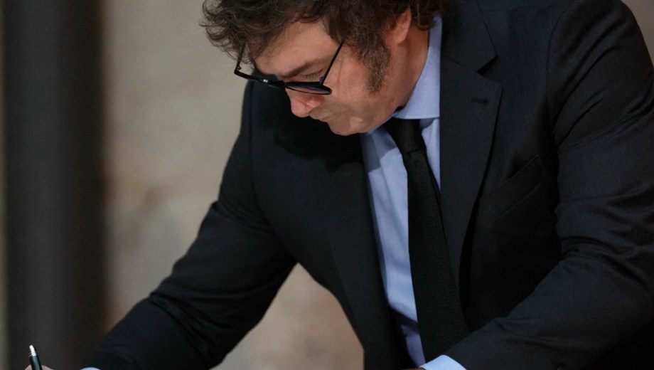 En 2024, Javier Milei oficializó el veto a la ley de financiamiento universitario. Foto AFP