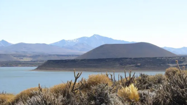 Una laguna de Neuquén cierra el acceso a los pescadores por floración de algas contaminantes