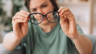 Cómo limpiar los lentes.-