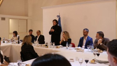 Javier Milei recibió con un asado a los «87 héroes» del veto jubilatorio: protestas fuera de Olivos y platos pagos con débito 