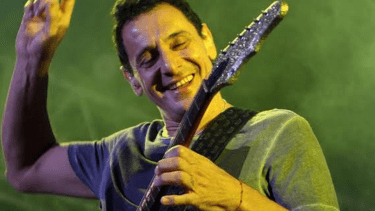 El gesto de Ricardo Mollo con los trabajadores Aerolíneas Argentinas, en pleno recital. 