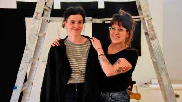 Paula Alonso y Jorgelina Buchara reúnen sus obras en una muestra muy especial para ambas artistas. (Foto: Cecilia Maletti)