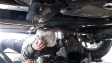 Lo atrapó Gendarmería: usaba un doble fondo en su camioneta para pasar impresoras en Villa Pehuenia