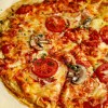 Imagen de Pizza de garbanzos con dos ingredientes, ideal para una comida liviana