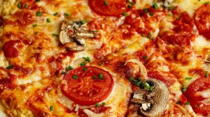 Pizza de garbanzos con dos ingredientes, ideal para una comida liviana