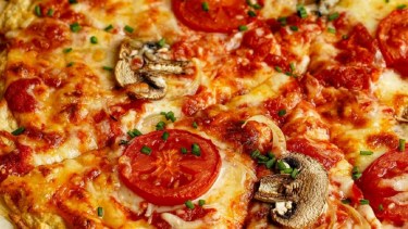 Pizza de garbanzos con dos ingredientes, ideal para una comida liviana
