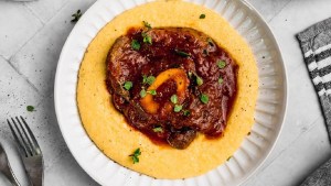 Paso a paso: cómo hacer polenta con osobuco, ideal para combatir el día frío
