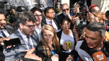 Legisladores de la oposición salieron a la calle tras pedir la suspensión de la sesión. Foto: Marcelo Ochoa.