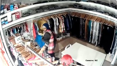 Video: revientan vidrieras y roban en el centro de Roca, dos hechos en cinco días