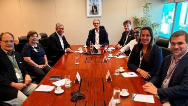 Rolando Figueroa junto a directivos de Petrobras en Brasil. Foto: gentileza.