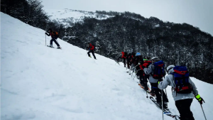 Qué es el esquí de travesía, el estilo que practicaban los montañistas que alcanzó la avalancha en Bariloche