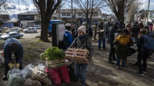 Pidieron con un “verdurazo” la reapertura del mercado comunitario de Bariloche