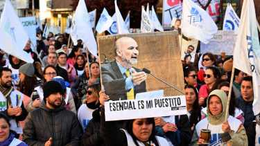 Durante el tratamiento de la Esencialidad Educativa hubo incidentes frente a la Legislatura. Foto : Marcelo Ochoa