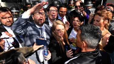 Los incidentes alrededor de la sesión legislativa del jueves pasado, en Viedma. (Foto : Marcelo Ochoa)