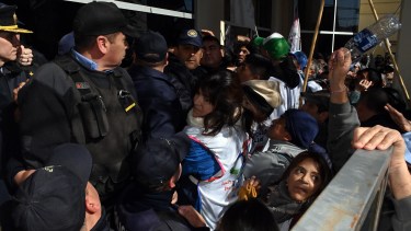 La tensión fue en aumento cuando los docentes no pudieron ingresar al recinto.  Foto: Marcelo Ochoa.