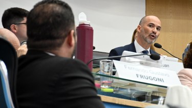 Juan Martin defendió su proyecto y fue el blanco preferido de los manifestantes. Foto: Marcelo Ochoa.
