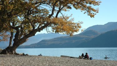 La Ruta 63 bordea en unos de sus tramos el lago Meliquina y ahora tendrá asfalto. Foto: archivo.