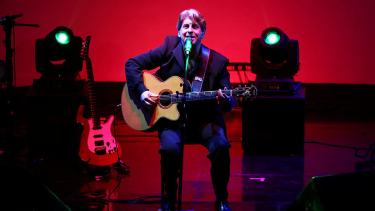 Roque Narvaja en Neuquén: de aquel extraño de pelo largo al piloto de avión que volvió a cantar