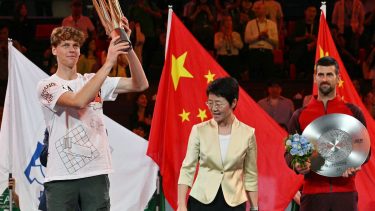 Sinner derrotó a Djokovic y se quedó con el Masters 1000 de Shangái.