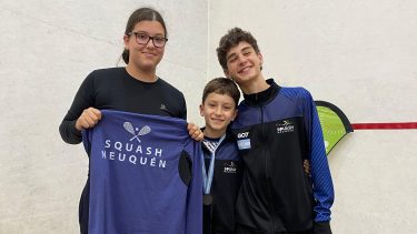 Catalina y Faustino Herrera,
junto a Valentino De Rosa, los jóvenes talentos neuquinos del squash.