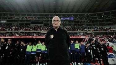 El Loco Bielsa es mirado de reojo en Uruguay y se juega una "final" en el Centenario.