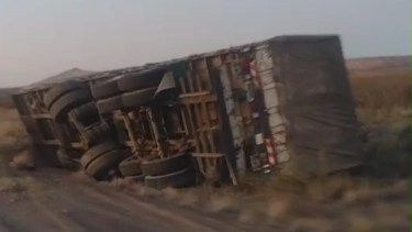 Camión volcó en la Ruta 151 en Catriel.